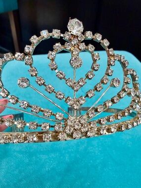 Dazzling Rhinestone Tiara Crown - Silver Finish